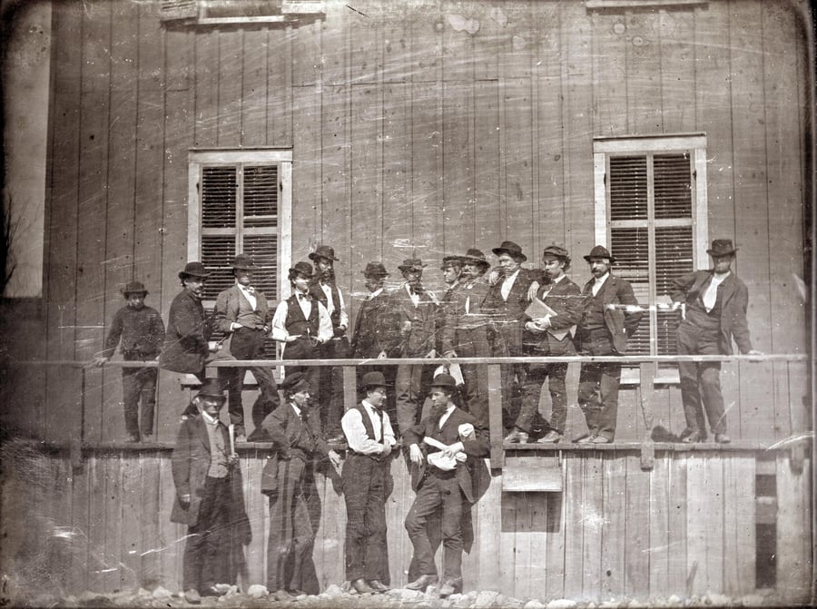 אנשי עסקים לבנים מצטלמים מחוץ לשוק העבדים בסנט לואיס, מיזורי. 1852  קבוצת עבדים למכירה בשוק העבדים, שנות ה-1850משפחת עבדים בשדה כותנה בסוואנה, גו'רג'יה. שנות ה-1860
