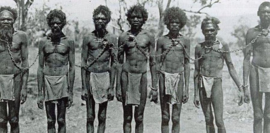 קבוצת עבדים למכירה בשוק העבדים, שנות ה-1850משפחת עבדים בשדה כותנה בסוואנה, גו'רג'יה. שנות ה-1860