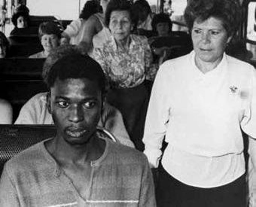אדם שחור נוסע בקרון המיועד ללבנים בלבד. דורבן, דרום אפריקה, 1986