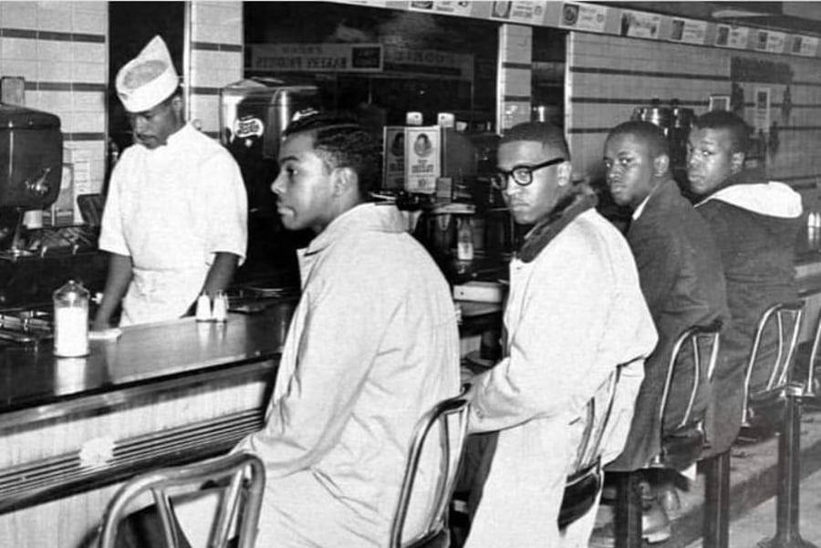 נערים שחורים לא מקבלים שירות במסעדה המיועדת ללבנים בלבד. צפון קרוליינה, 1960