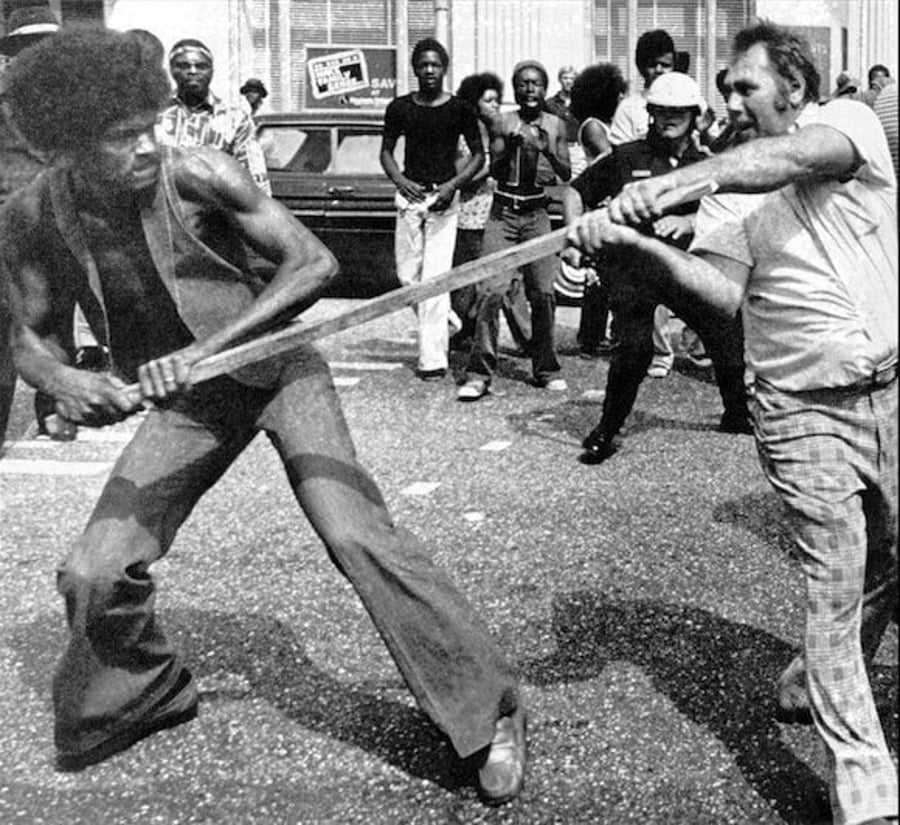 עימות בין שחורים לבין לבנים תומכי ארגון ה-KKK. אלבמה, 1977