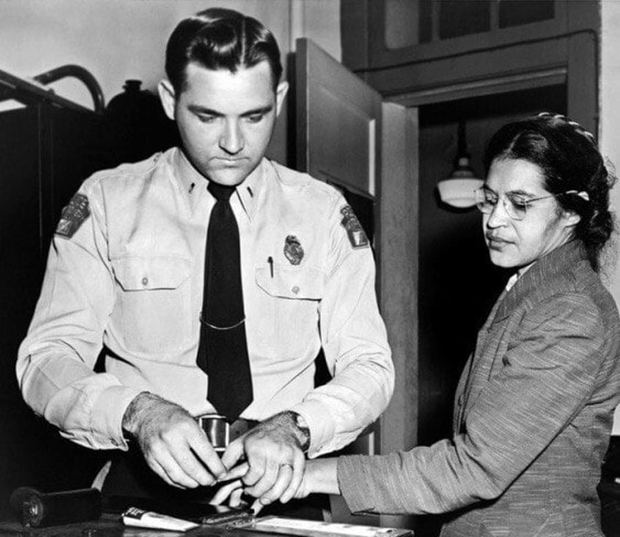 פעילת זכויות השחורים, רוזה פארקס, מובאת למעצר לאחר שסירבה לשבת בחלק האחורי של האוטובוס. אלבמה, 1956