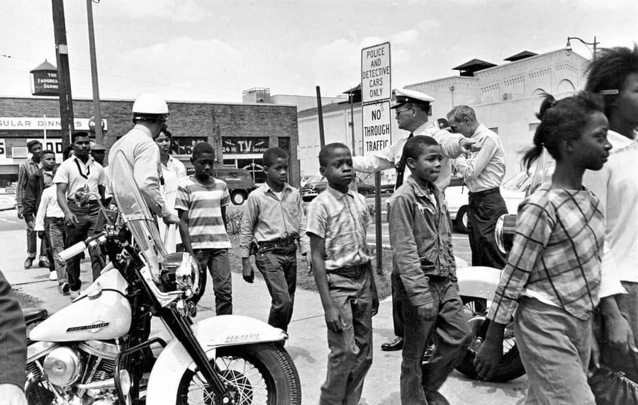 ילדים שחורים נלקחים למעצר, לאחר ששיחקו בגן שעשועים ללבנים בלבד. בירמינגהם, אלבמה, 1963