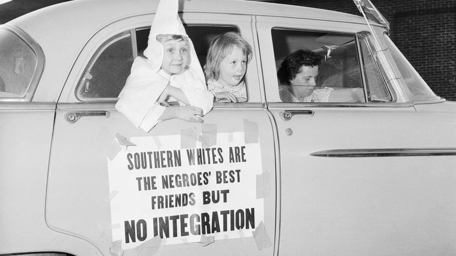 פעילי KKK קצת יותר עדינים: 'הלבנים בדרום ארה"ב הם הידידים הכי טובים של השחורים, אבל לא להשתלבות'. טנסי, 1956