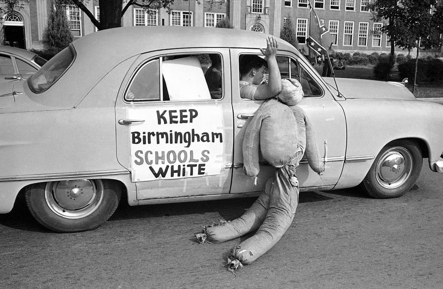 פעילי KKK מפגינים עם בובה 'שחורה': 'שמרו על בתי הספר של בירמינגהם לבנים'. בירמינגהם, אלבמה, 1963