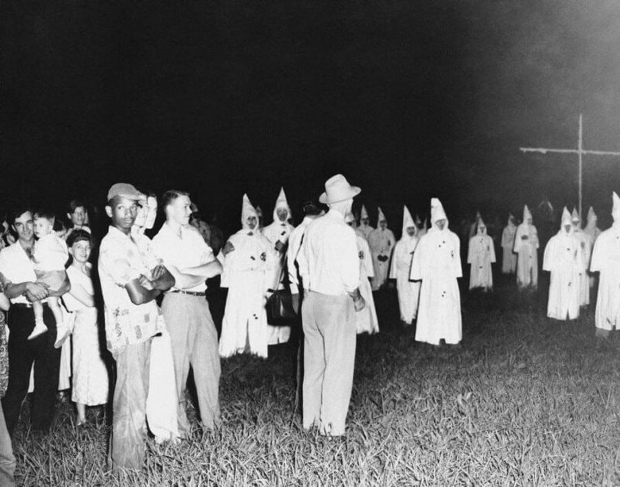 אדם שחור הגיע לאסיפת ה-KKK. ג'קסון, מיסיסיפי, 1950