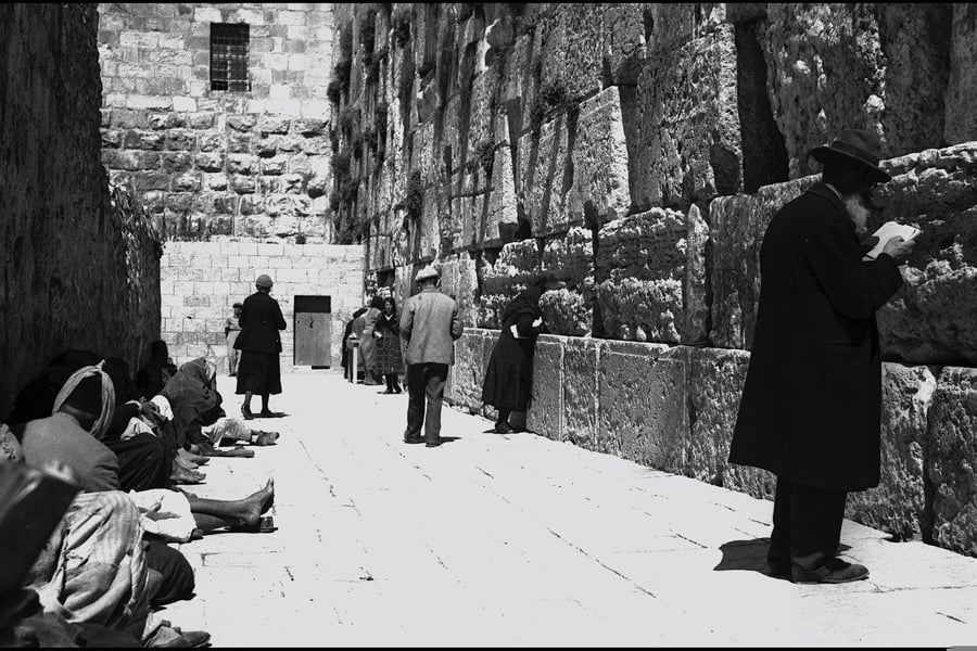תפילות ליד הכותל המערבי בשנת 1938
