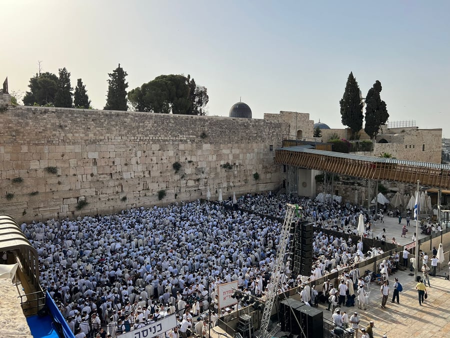 יום ירושלים: אלפים בתפילת שחרית בכותל