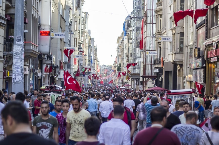 רחוב עמוס תיירים בטורקיה