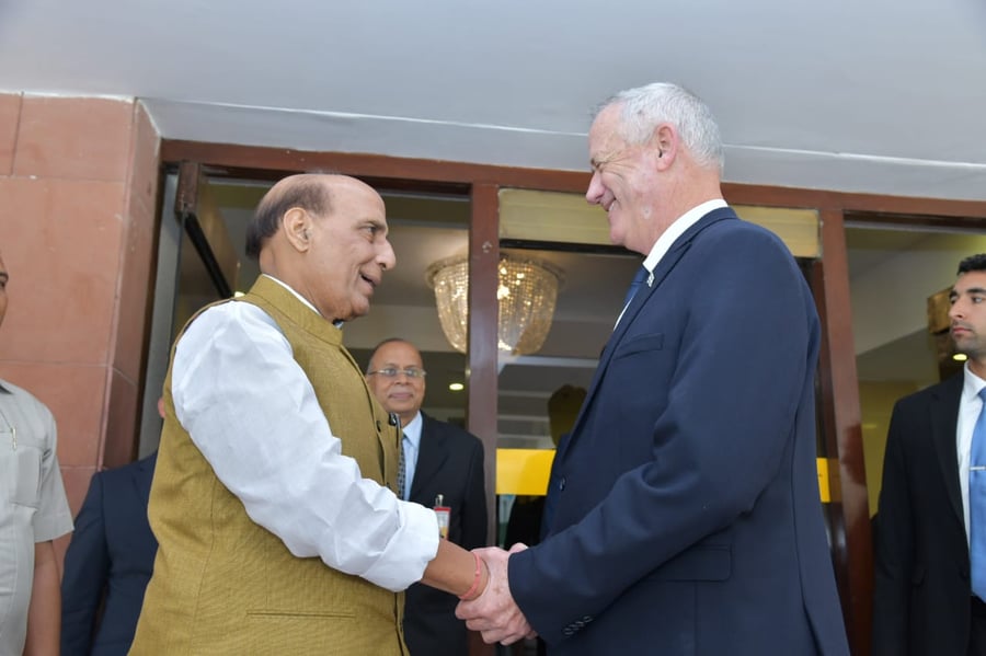 שר הביטחון בני גנץ פתח את ביקורו בהודו