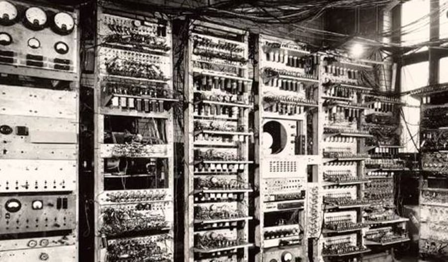 המחשב הראשון בעולם, שנוצר בידי המהנדס הבריטי צ'ארלס בבאג'. בריטניה, תחילת המאה ה-19