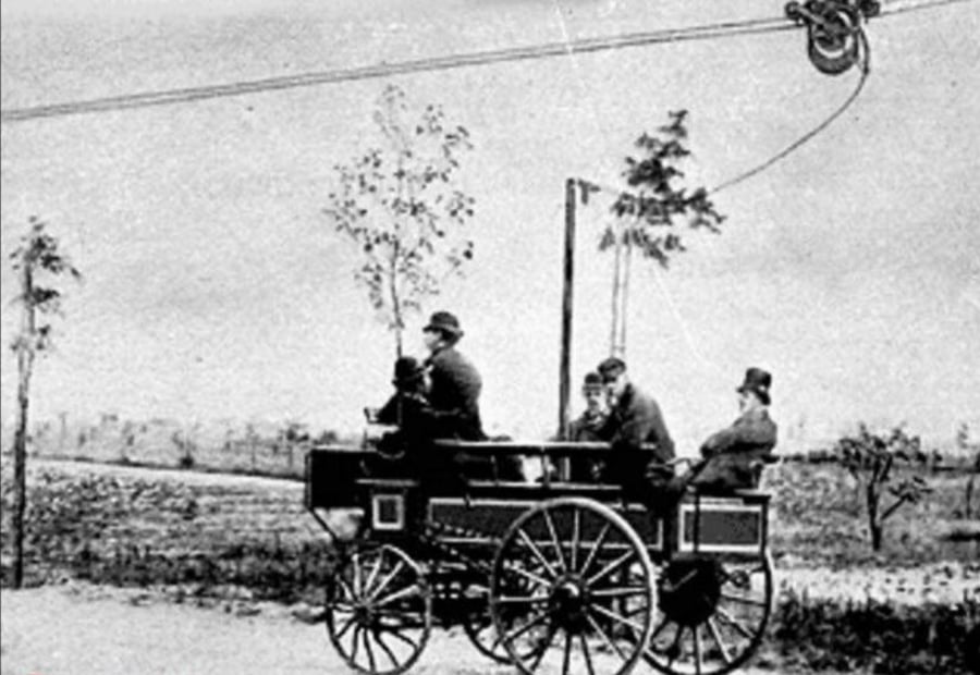 הטרוליבוס (אוטובוס חשמלי המחובר בכבל לעמודי חשמל) הראשון. ברלין, גרמניה 1882