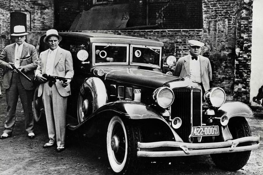המכונית המשוריינת הראשונה של נשיאי ארה''ב, בכלל היתה של הפושע אל קפונה והוחרמה ממנו. שנות ה-1920