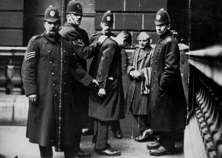 המעצר הראשון בגין מהירות מופרזת. וולטר ארנולד נהג על 12 קמ''ש כאשר המהירות המותרת היתה 3 קמ''ש. שוטרים רדפו אחריו על גבי אופניהם ולכדו אותו. בריטניה, 1896