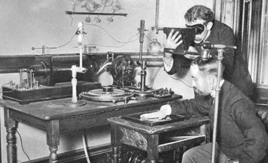 צילום הרנטגן הראשון בעולם, של המדען הגרמני וילהלם רנטגן. גרמניה, 1895