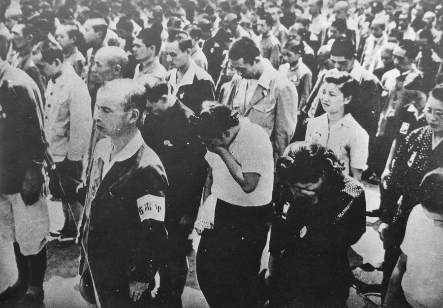 הנאום הראשון בהיסטוריית יפן שבו פנה הקיסר ישירות לעם: הכרזת הכניעה במלחמה"ע השנייה. שימו לב לבכיות בקהל. טוקיו, יפן 1945