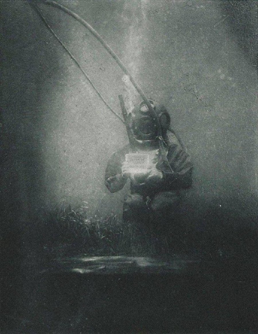 התמונה הראשונה שצולמה מתחת למים, בעומק 50 מטרים. הצלם לואי בוטאן השתמש לצורך כך בציוד במשקל 600 ק"ג, ולקח לו כשעה להעלות חזרה את כל הציוד. 1899