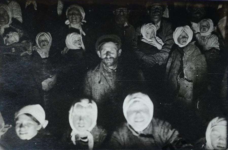 הקולנוע מגיע לרוסיה. אזרחים רוסים נדהמים צופים בסרט לראשונה בחייהם. ברית המועצות, 1924