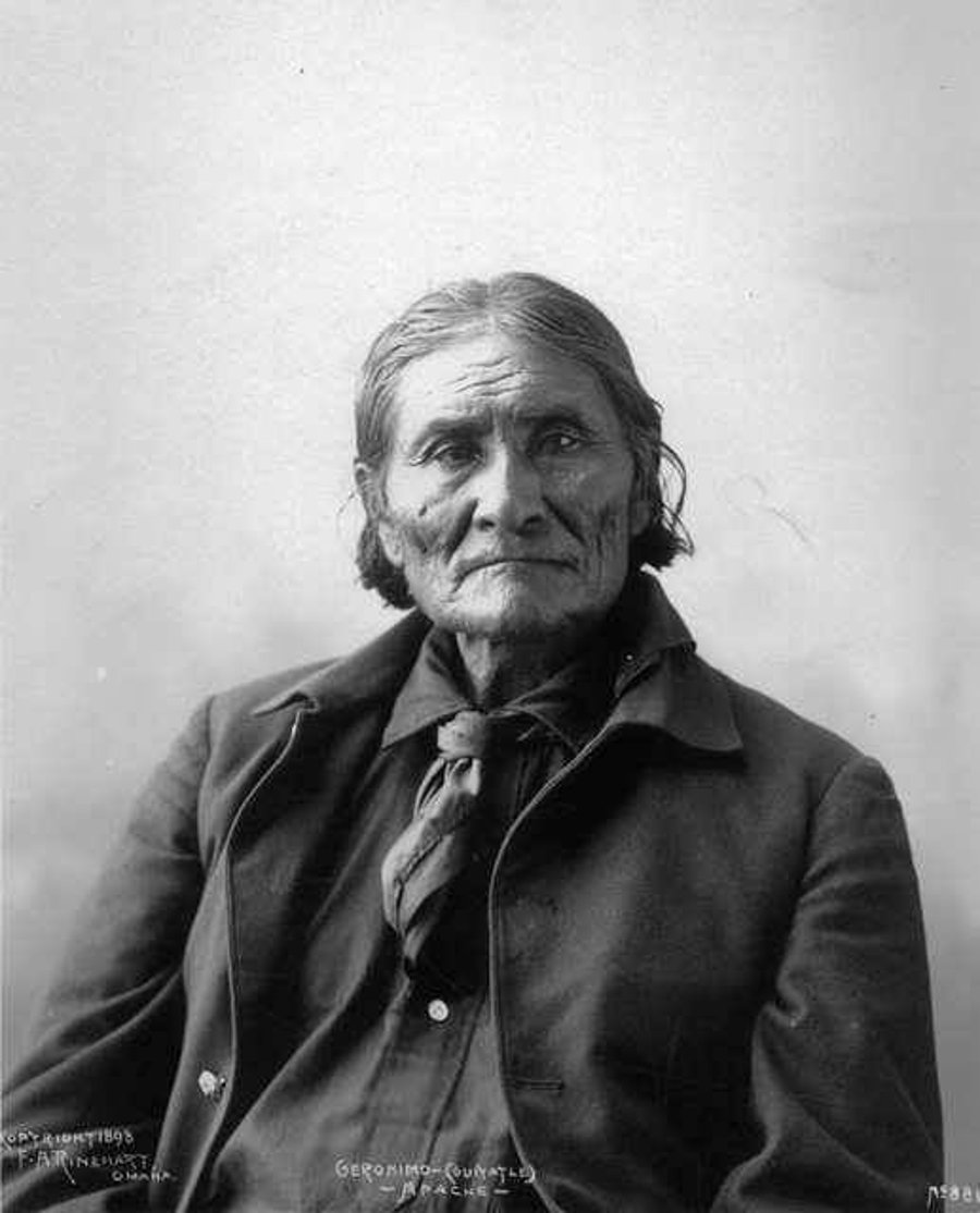 זוהי כנראה התמונה האחרונה של 'אינדיאני' מקורי - בן השבטים הילידים בארה"ב. 1898