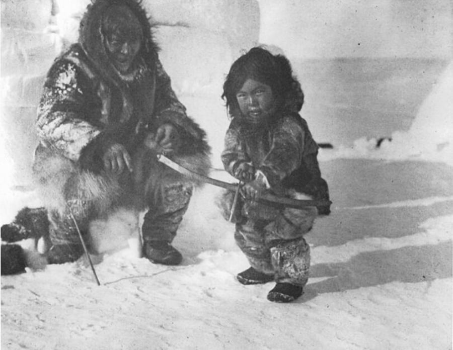אב ובנו משבט האינואיטים, שחי בעבר בקוטב הצפוני. 1920