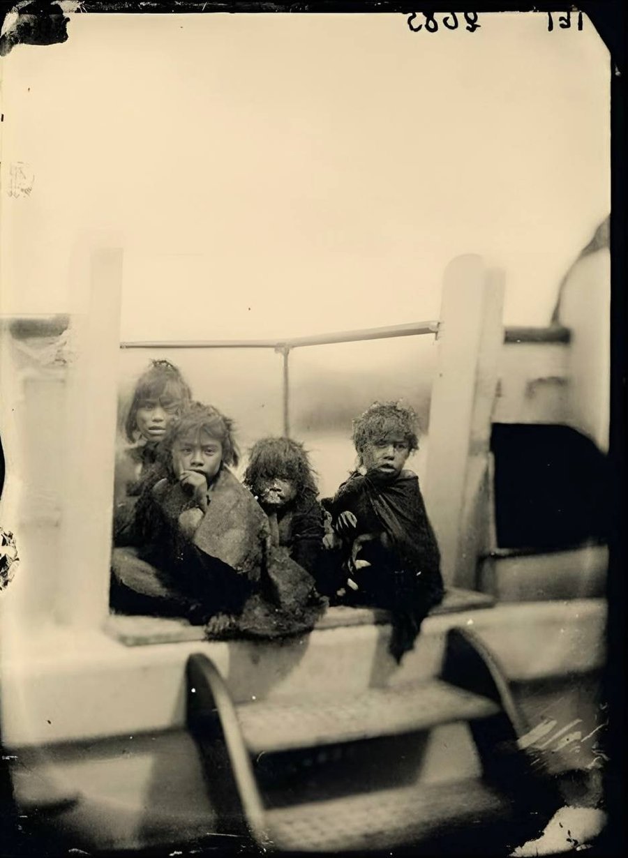 ילדים משבט הסלקנם שחי בעבר בארגנטינה ובצ'ילה, אחד השבטים האחרונים שגילו במערב, נשלחים לתצוגה בגני חיות אנושיים באירופה. 1898