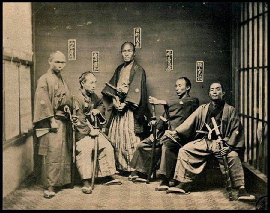 הסמוראים האחרונים. הסמוראים היו בני מעמד האצולה הלוחמת ביפן, שאיבדו את מעמדם כשהמדינה הפכה לדמוקרטית. 1860-1880