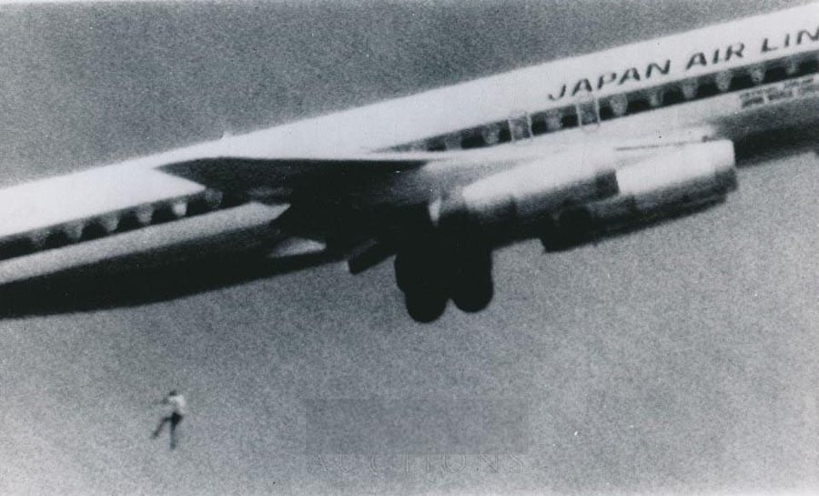 תמונתו האחרונה של קית' ספסורד, ילד אוסטרלי בן 14 שהתגנב לתוך גלגל של מטוס. כשהגלגלים נפתחו הוא נפלט החוצה אל מותו. 1970