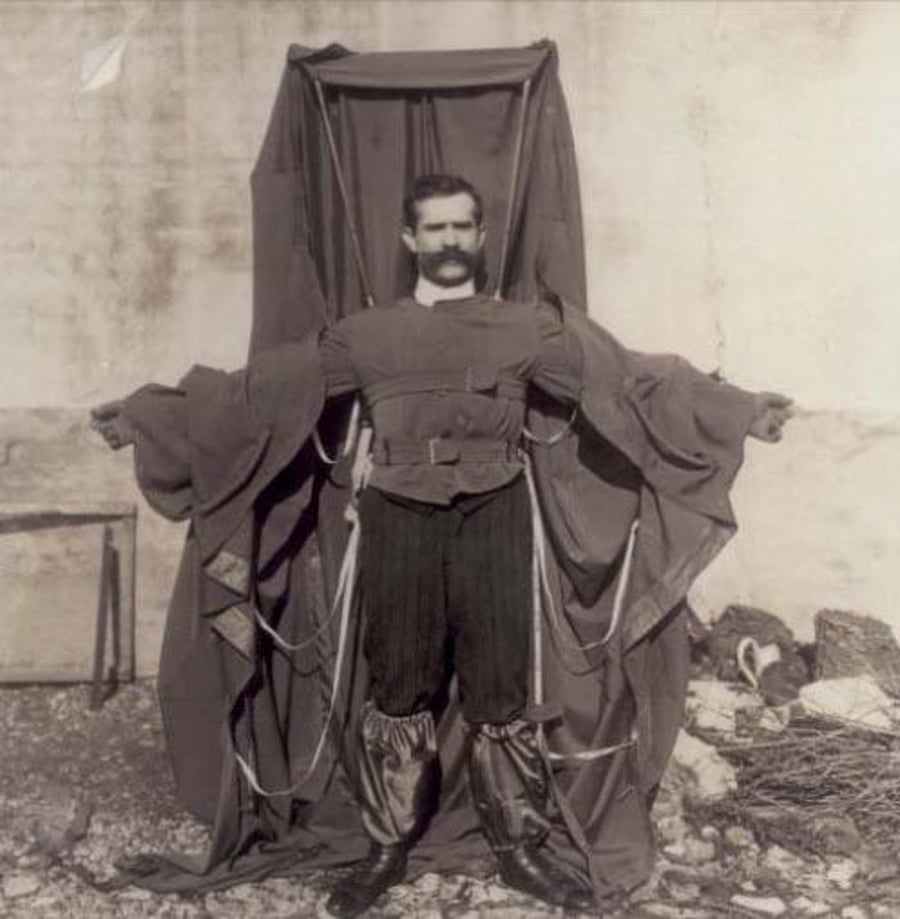 פרנץ, חייט צרפתי שהמציא 'חליפת טיס', קפץ איתה ממגדל אייפל היישר אל מותו. זוהי תמונתו האחרונה, רגע לפני הקפיצה. אגב, בתחילה תוכנן להשתמש בבובה אך הוא החליט לנסות את המוצר בעצמו. 1912