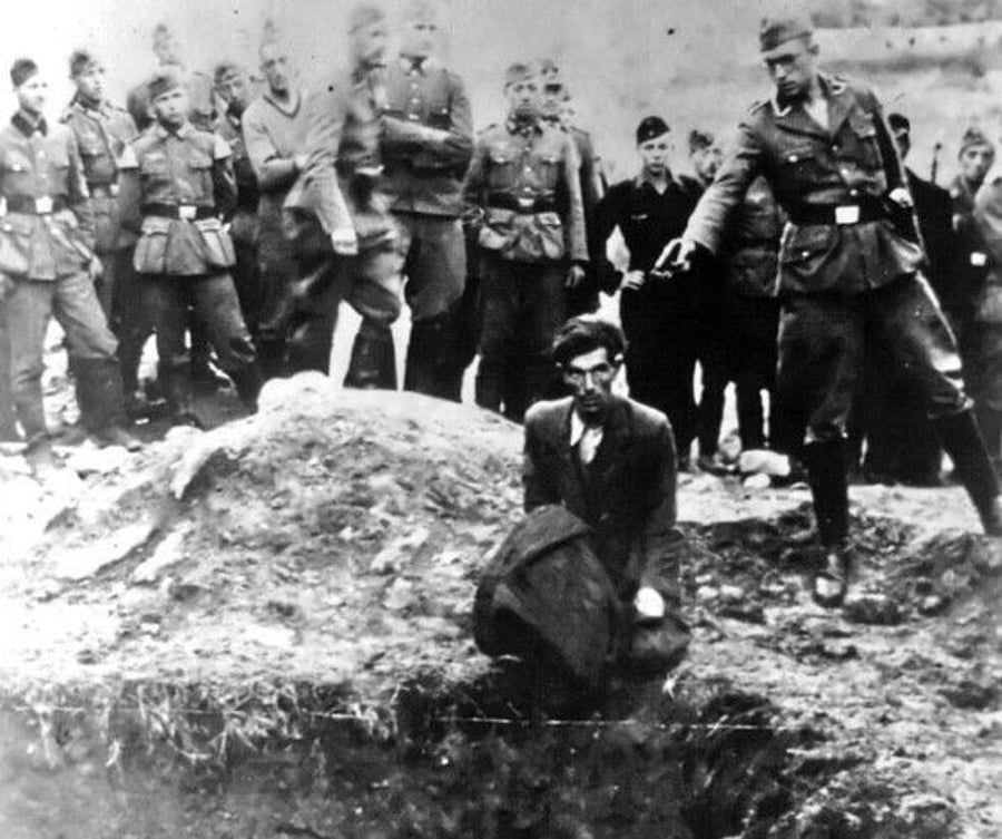 ואי אפשר בלי משהו יהודי: היהודי האחרון של העיר ויניצה, רגע לפני הוצאתו להורג בידי הנאצים. המבט בעיניו אומר הכל. צולם בידי חיילי ה-SS. שנת 1942
