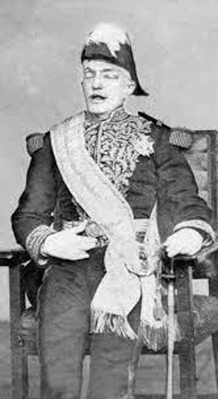 תמונתו האחרונה של גבריאל מורנו, השליט העריץ של אקוודור. כאן הוא יושב בכסאו ובבגדי מלכותו בטקס אחרי מותו, לאחר שהנחה בצוואתו לעשות כך. 1875