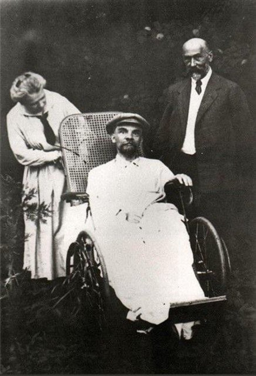תמונתו האחרונה של מנהיג ומייסד בריה"מ ולדימיר לנין, לאחר שספג שבץ. שנות ה-20