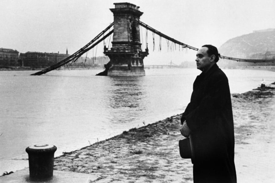 תמונתו האחרונה של מנהיג הונגריה האנטישמי, פרנץ' סלאשי, על גדות הדנובה בבודפשט, רגע לפני שהוצא להורג על ידי הממשל בגין תרומתו לשואה וסיועו לנאצים. ברקע ניתן לראות את הנזק שחוללה המלחמה לגשר. 1946