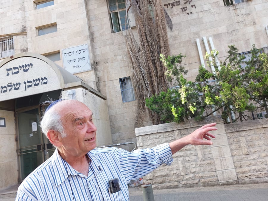 ר' יהודה אלירז במבנה ההיסטורי של ישיבת חברון בשכונה גאולה בירושלים