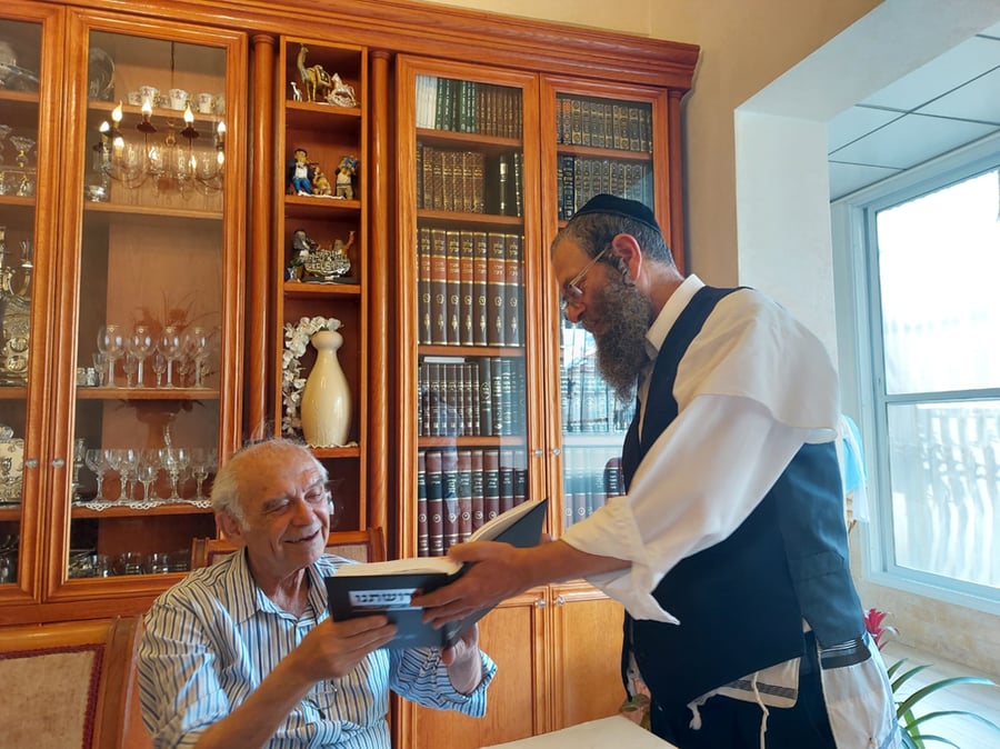 ר' יהודה אלירז בשיחה בביתו של החוקר התורני הג"ר יחיאל גולדהבר