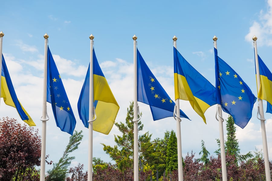 דגלי אוקראינה והאיחוד האירופי