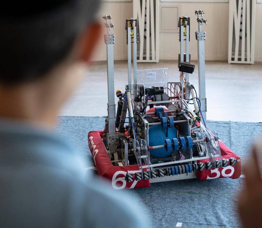 תצוגה רובוט שהכינו הבוגרים, שאוסף וזורק כדורים לסל