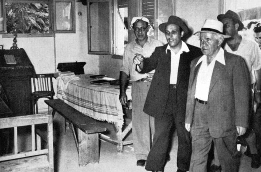 ראש הממשלה דוד בן-גוריון בכניסה לביתו של החזון איש בבני ברק