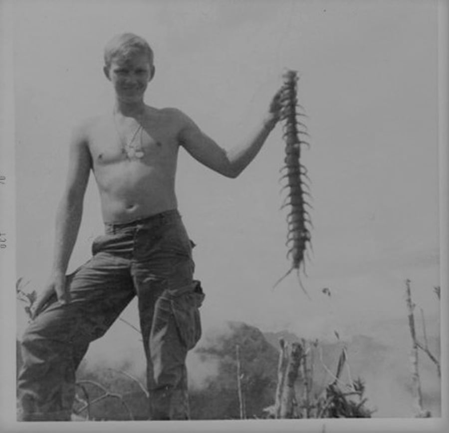 חייל אמריקני במלחמת וייטנאם טייל בג'ונגל ומצא טרף: מרבה רגליים ענק. וייטנאם 1967