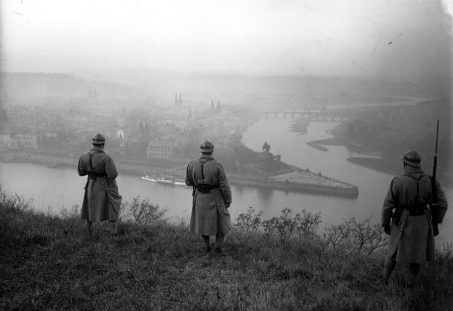 חיילים צרפתים מתאווררים מעל נהר הריין. גרמניה 1929