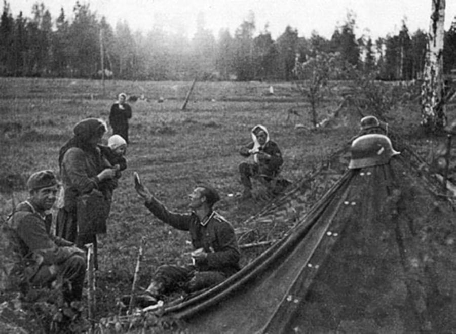 חייל גרמני בהפסקת צהריים, מאכיל אשה מקומית. רוסיה 1941