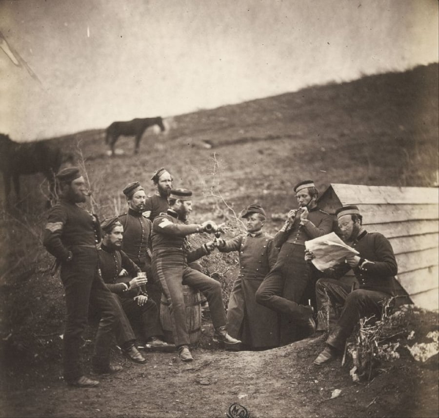 לחיים? חיילים בריטיים וצרפתים במלחמת קרים, שנלחמו אלו באלו, שותים יחד. 1853