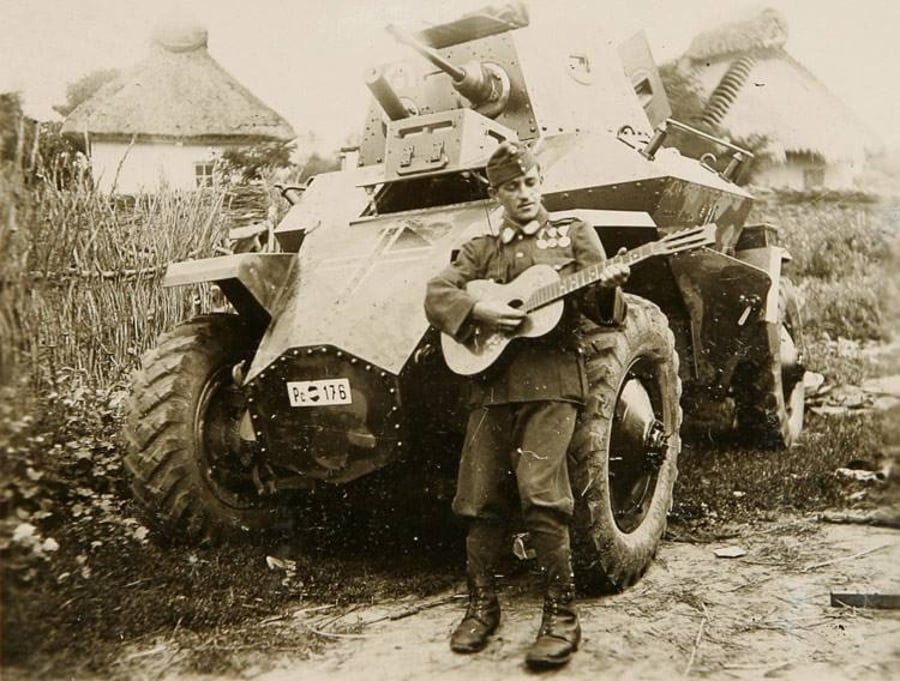 חייל הונגרי מנגן בגיטרה שלו. בריה"מ 1941