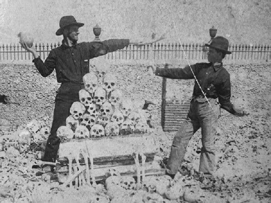 אוקיי, פחות מגניב: חיילים אמריקנים משחקים בגולגלות אדם בבית קברות. קובה 1904