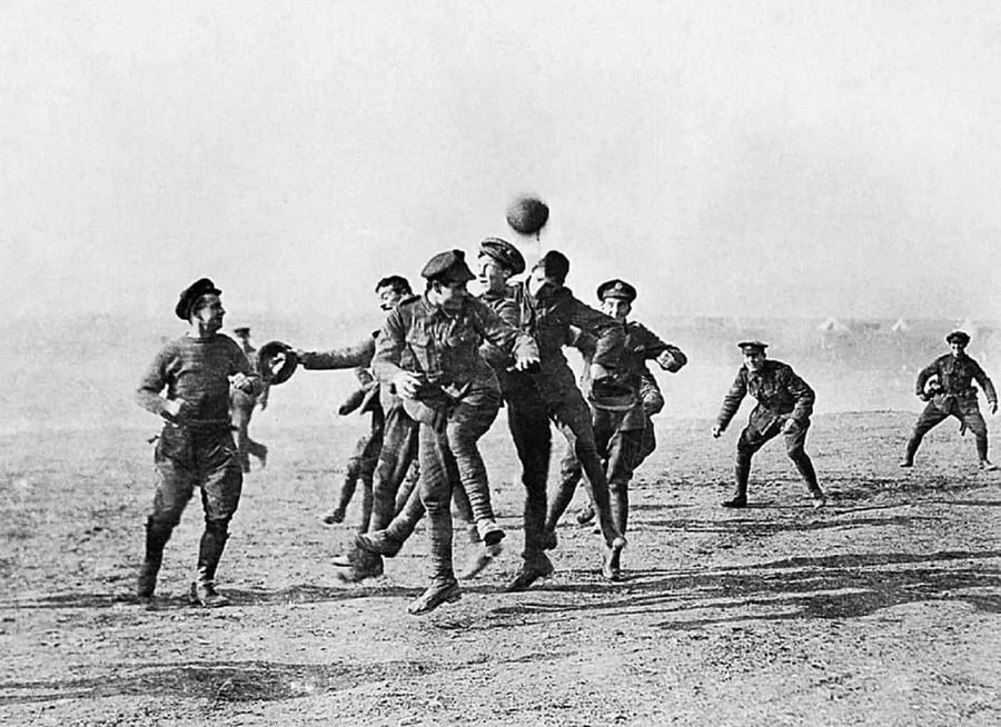 משחק בכדור בין חיילים בריטים וגרמנים במהלך שביתת נשק במלחה"ע הראשונה. 1914