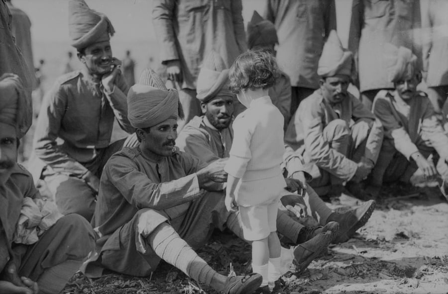 חיילים הודיים משתעשעים עם ילד מקומי. צרפת 1914
