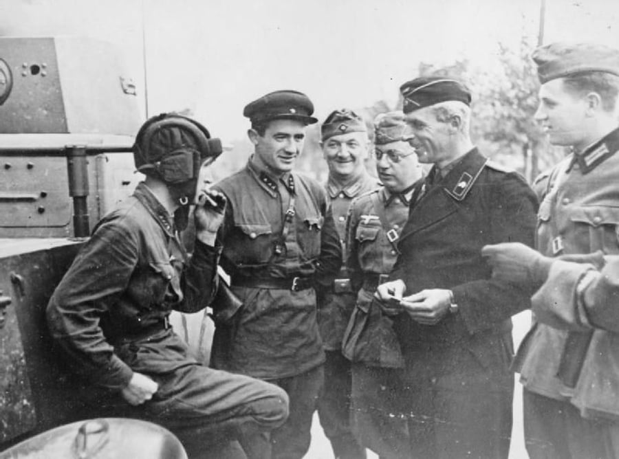 חיילים רוסיים וגרמנים משוחחים באקראי במהלך מלחה"ע השנייה. פולין, 1939