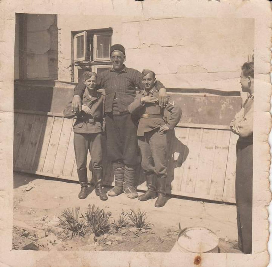 חיילים גרמנים מצטלמים לצד איכר בעיר פופובו. בולגריה 1941