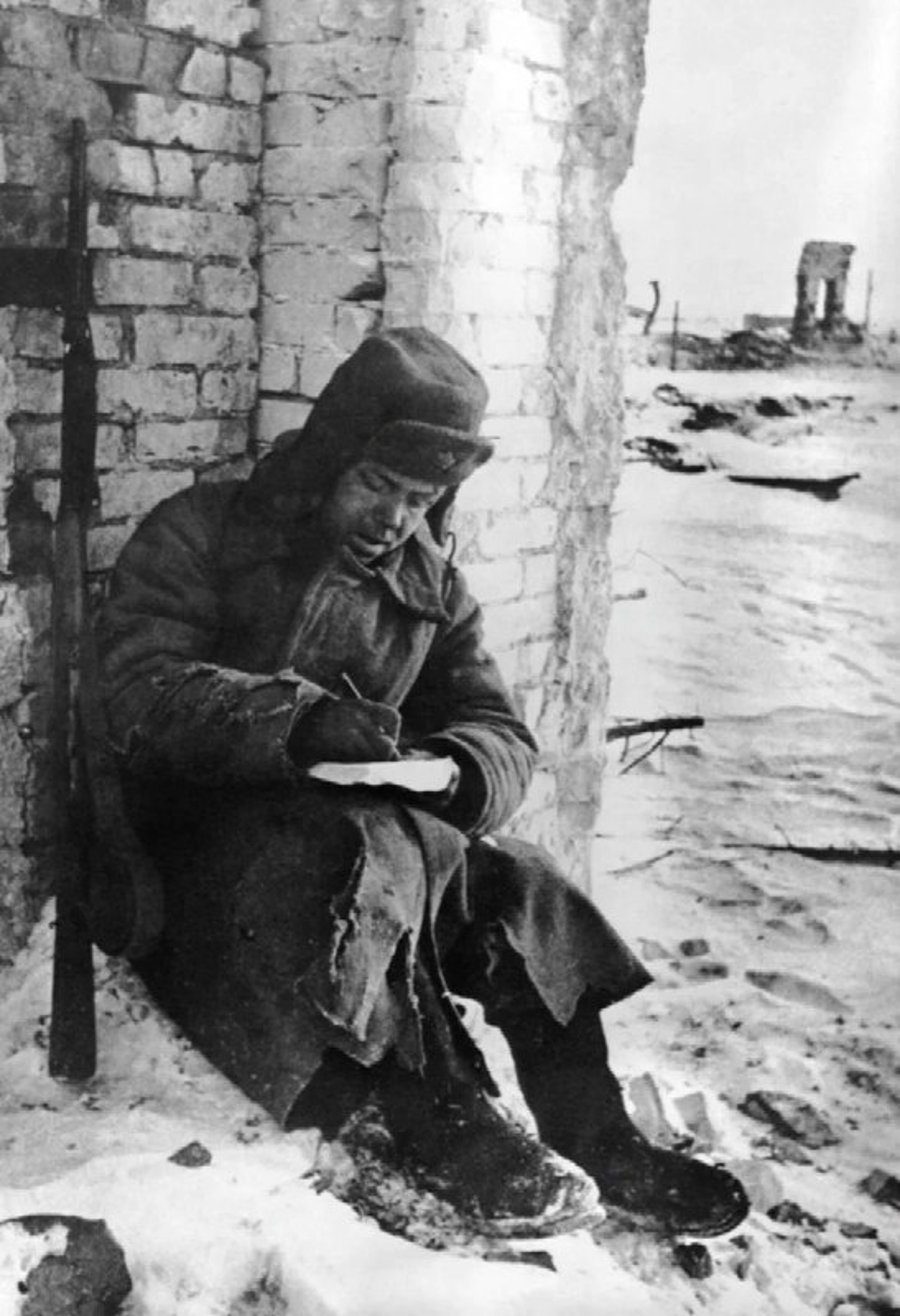חייל רוסי בעיר סטלינגרד כותב מכתב למשפחתו. רוסיה 1943