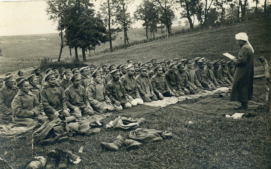 חיילים מוסלמים בצבא רוסיה מתפללים בחזית האוסטרית. 1914