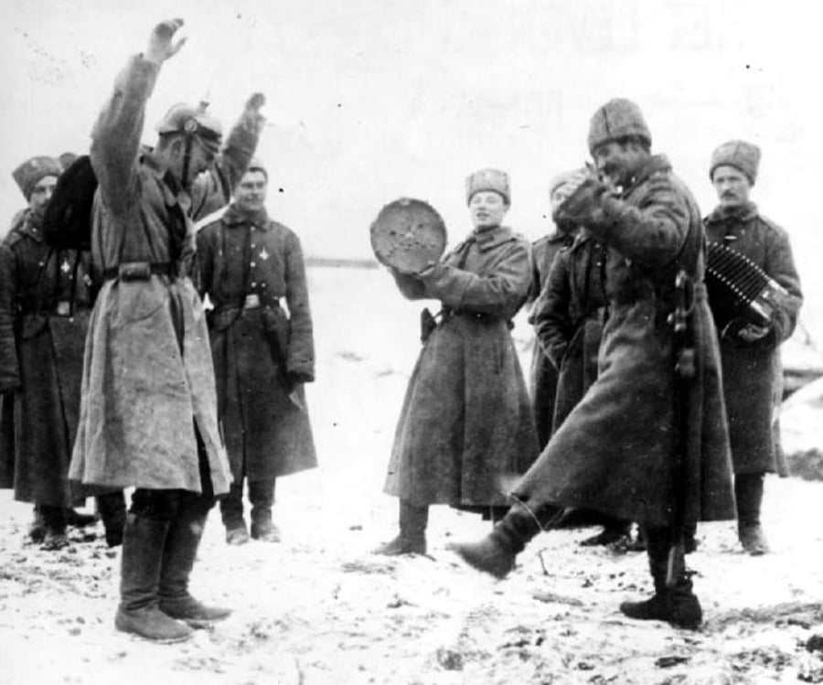 חיילים רוסיים (מימין) מלמדים חיילים גרמנים (משמאל) ריקוד קוזקים מסורתי. 1915